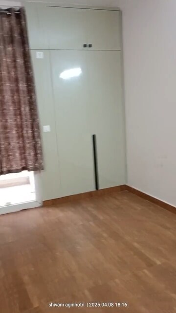Room in 3 BHK Apartment at Amrapali Golf Homes, Sector 4, Greater Noida – for Rent