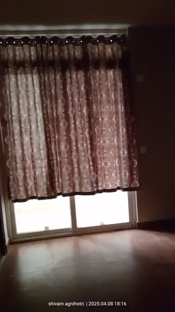 Room in 3 BHK Apartment at Amrapali Golf Homes, Sector 4, Greater Noida – for Rent