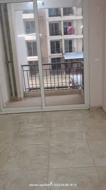 Room in 3 BHK Apartment at Amrapali Golf Homes, Sector 4, Greater Noida – for Rent