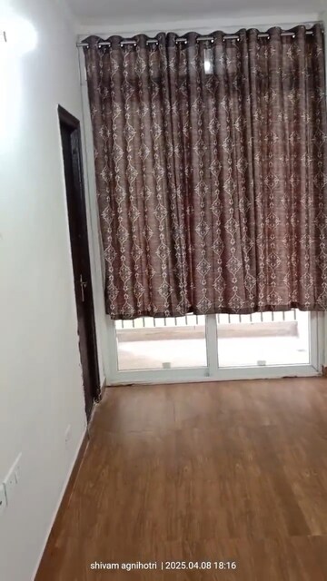Room in 3 BHK Apartment at Amrapali Golf Homes, Sector 4, Greater Noida – for Rent