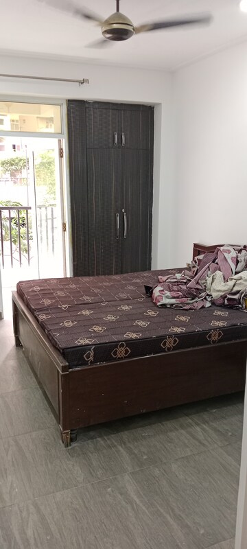 Room in 2 BHK Apartment at Gaur City 2 - 12th Avenue, Sector 16c Greater Noida – for Rent