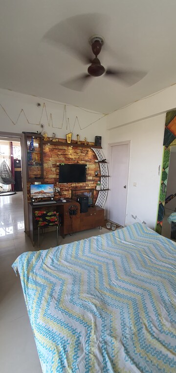 Room in 2 BHK Apartment at Panchsheel Greens, Sector 16 Greater Noida – for Rent