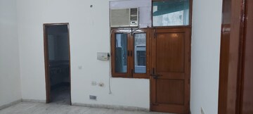 Room in 3 BHK Builder Floor at Defence Colony – for Rent