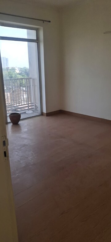 Room in 2 BHK Apartment at Jaypee Greens Pavilion Court, Sector 128 – for Rent