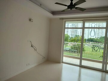 Room in 4 BHK Apartment at Central Park Resorts, Sector 48 – for Rent
