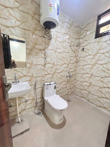 Attached Bathroom in 1 BHK Builder Floor at Sushant Vyapaar Kendra, Sector 43 – for Rent