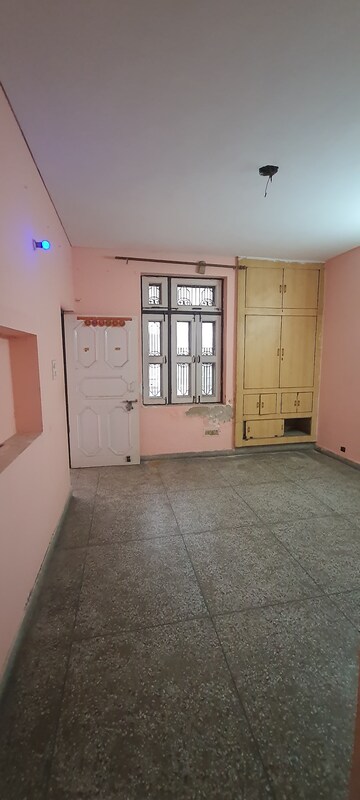Room in 2.5 BHK Independent House at Sector 8 – for Rent