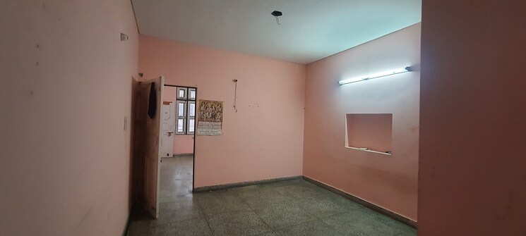 Room, sector 8 2.5 Bedroom 160 Sq.Yd. Independent House In Sector 8 Faridabad 8513882