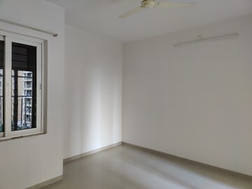 Room in 2 BHK Apartment at Dosti Group Imperia, Manpada – for Rent