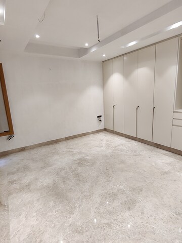 Room in 4 BHK Apartment at Vasant Kunj – for Sale