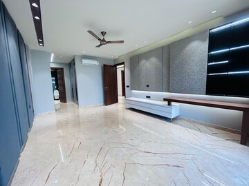Room in 4 BHK Builder Floor at DLF Atria, Dlf Phase ii – for Rent