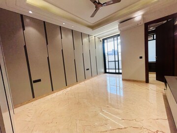 Room in 4 BHK Builder Floor at DLF Atria, Dlf Phase ii – for Rent