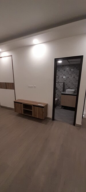 Room in 2 BHK Apartment at Nimbus The Express Park View II, Chi V Greater Noida – for Sale