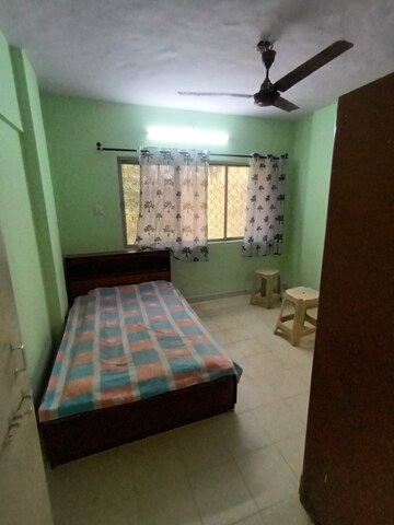 Room in 2 BHK Apartment at Golders Green CHS, Borivali West – for Rent