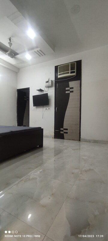 Room in 1 RK Builder Floor at Sushant Vyapaar Kendra, Sector 43 – for Rent