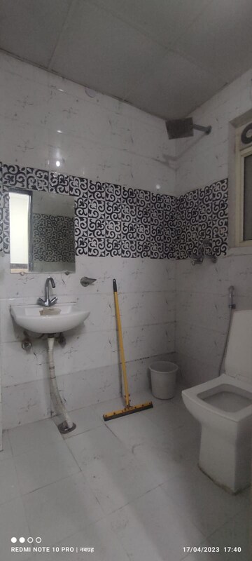 Attached Bathroom in 1 RK Builder Floor at Sushant Vyapaar Kendra, Sector 43 – for Rent