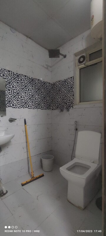 Attached Bathroom in 1 RK Builder Floor at Sushant Vyapaar Kendra, Sector 43 – for Rent