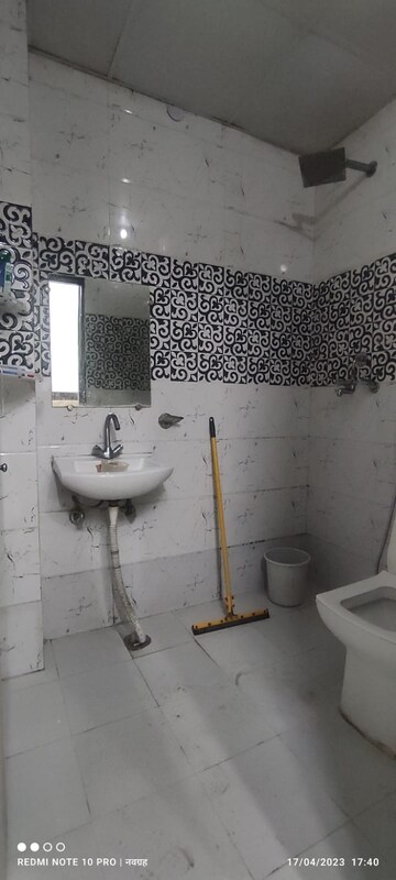 Attached Bathroom in 1 RK Builder Floor at Sushant Vyapaar Kendra, Sector 43 – for Rent