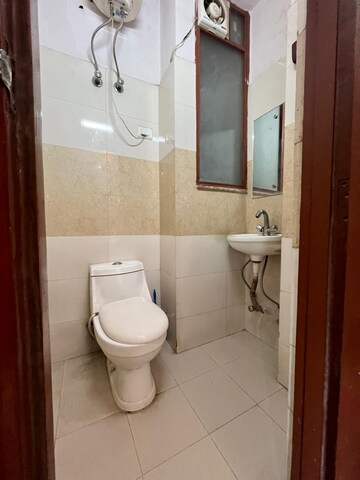 Attached Bathroom in 1 RK Builder Floor at Sushant Vyapaar Kendra, Sector 43 – for Rent