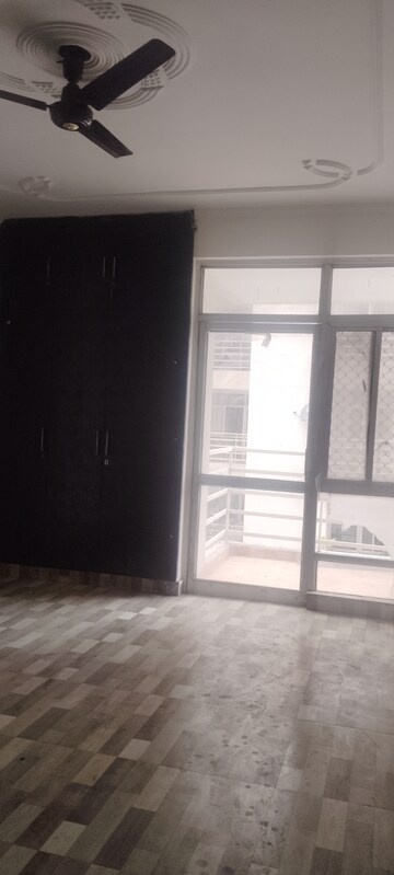 Room in 3 BHK Apartment at Piyush Heights, Sector 89 – for Rent
