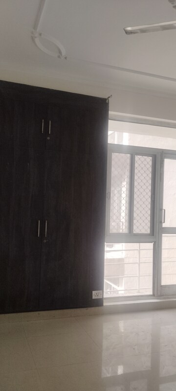 Room in 3 BHK Apartment at Piyush Heights, Sector 89 – for Rent