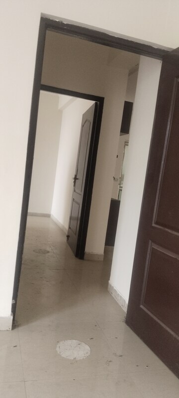 Room in 3 BHK Apartment at Piyush Heights, Sector 89 – for Rent