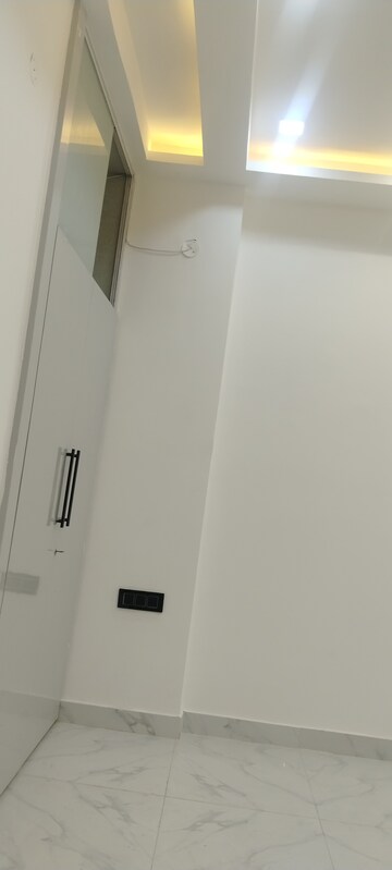 Room in 3 BHK Builder Floor at Puri Kohinoor, Sector 89 – for Rent
