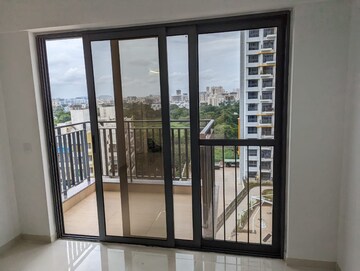 Room in 2 BHK Apartment at Amanora Adreno Towers, Hadapsar – for Rent