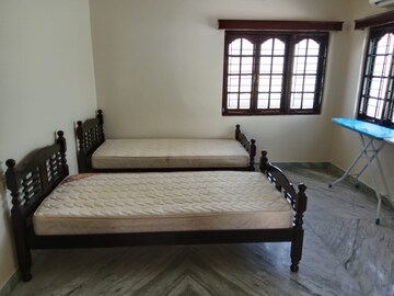 Room in 4 BHK Apartment at Jubilee Hills – for Rent