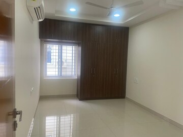 Room in 4 BHK Apartment at Jubilee Hills – for Rent