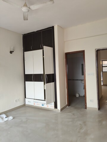 Room in 3.5 BHK Apartment at Ardee City Palm Grove Heights, Sector 52 – for Rent
