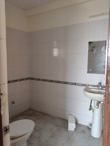 Bathroom in 3.5 BHK Apartment at Ardee City Palm Grove Heights, Sector 52 – for Rent