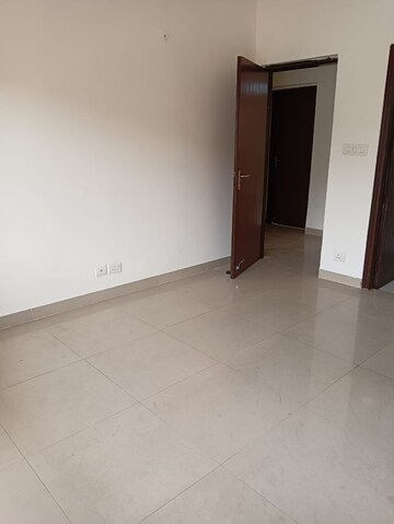 Room in 3.5 BHK Apartment at Ardee City Palm Grove Heights, Sector 52 – for Rent