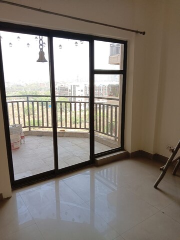 Room in 3.5 BHK Apartment at Ardee City Palm Grove Heights, Sector 52 – for Rent