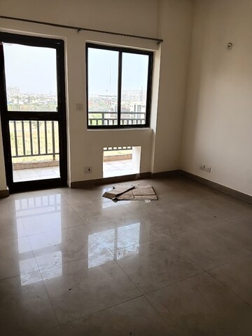 Room in 3.5 BHK Apartment at Ardee City Palm Grove Heights, Sector 52 – for Rent