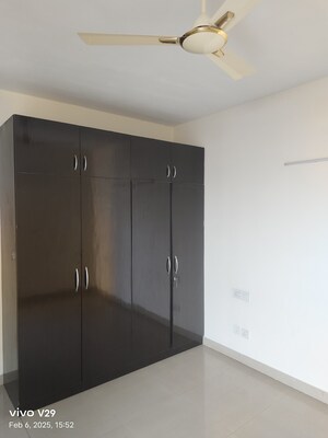 Room in 2 BHK Apartment at Pioneer Park Phase 1, Sector 61 – for Sale