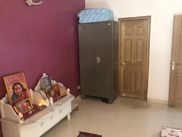 Room in 3 BHK Builder Floor at Sector 50 – for Rent