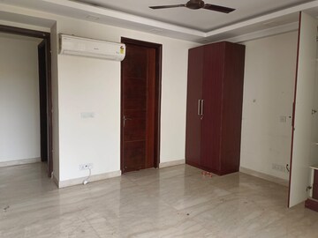 Room in 3 BHK Builder Floor at Sector 50 – for Rent