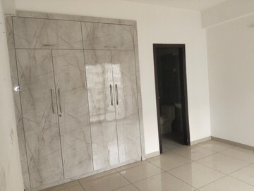 Room in 2.5 BHK Apartment at Gulshan Bellina, Sector 16 Greater Noida – for Rent
