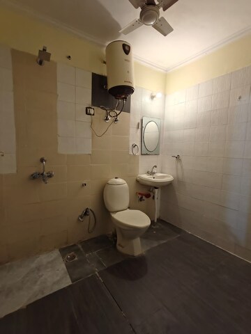 Attached Bathroom in 2 BHK Builder Floor at Sector 40 – for Rent