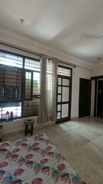 Room in 2 BHK Builder Floor at Sector 40 – for Rent