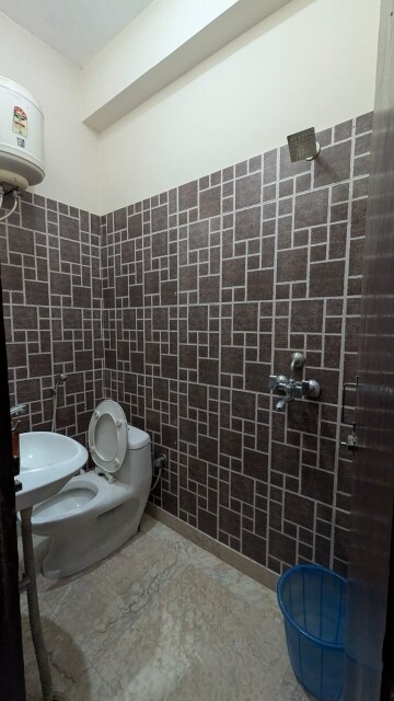 Attached Bathroom in 2 BHK Builder Floor at Sector 40 – for Rent