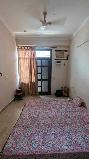 Bedroom in 2 BHK Builder Floor at Sector 40 – for Rent