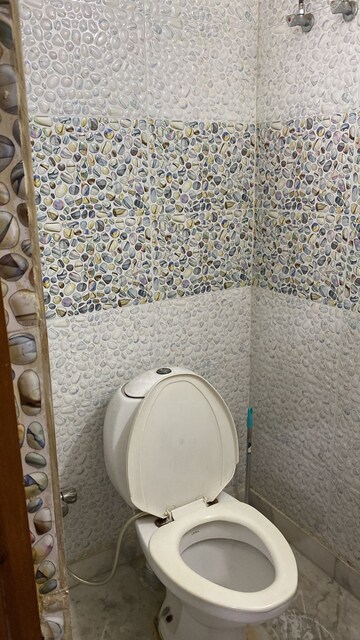 Attached Bathroom in 3 BHK Builder Floor at Sector 40 – for Rent