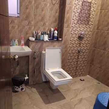 Bathroom in 3 BHK Builder Floor at Sector 40 – for Rent