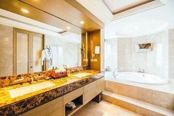 Attached Bathroom in 5 BHK Apartment at Worli – for Sale
