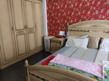Room in 3 BHK Apartment at Samartha Aangan, Andheri West – for Rent