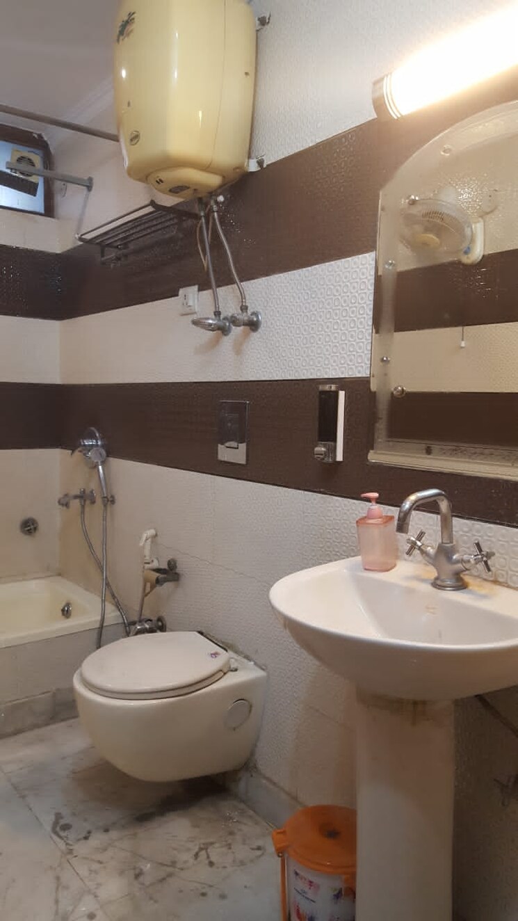 Bathroom, vivekanand-apartments 3 Bedroom 1550 Sq.Ft. Apartment In Rohini Sector 8 Delhi 8517190
