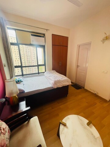 Room in 2.5 BHK Apartment at Mahagun Mantra I, Sector 10 Greater Noida – for Rent