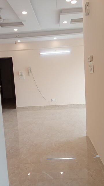 Room in 3 BHK Apartment at Moti Nagar – for Sale